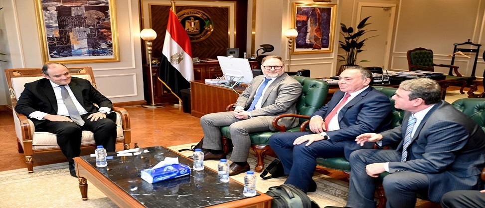 وزير الصناعة يبحث مع شركات أجنبية خطط انشاء مشروع مشترك لإنتاج سيانيد الصوديوم بمصر